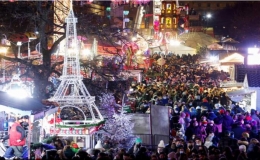 法国巴黎杜乐丽花园的圣诞市场人潮涌动