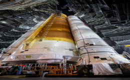 ​美国宇航局的新月球火箭的发射台首次亮相
