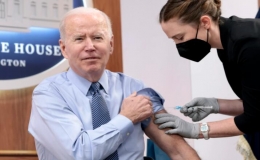 美国总统拜登接种第二剂冠病疫苗追加剂