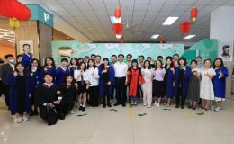 毕业典礼最后一项 与校长共进午餐