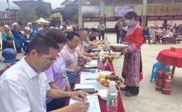 汶川县威州镇萝卜寨村开展第一届羌寨美食节