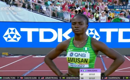 尼日利亚选手托比·阿穆桑在女子100米栏决赛中以12秒06的